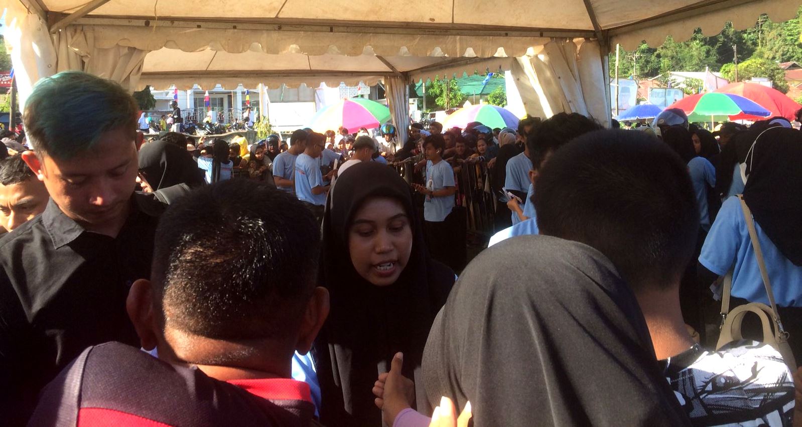 Deklarasi ASR-Hugua, Ratusan Warga Kendari Padati Pengambilan Kupon Berhadiah 1 Deklarasi ASR-Hugua, Ratusan Warga Kendari Padati Pengambilan Kupon Berhadiah