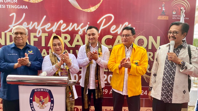 Tina-Ikhsan Daftar di KPU, Didampingi Mantan Gubernur Nur Alam dan Ali Mazi 1 Tina-Ikhsan Daftar di KPU, Didampingi Mantan Gubernur Nur Alam dan Ali Mazi