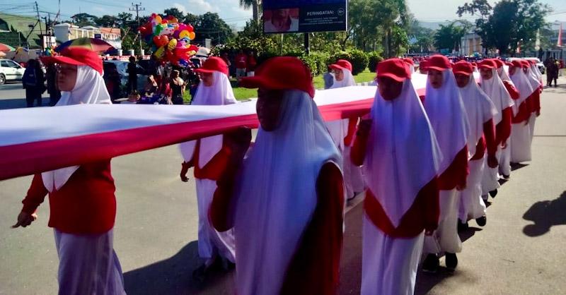 10 Ribu Peserta Meriahkan Kirab Kebangsaan Kemenag Sultra, Bendera Sepanjang 79 Meter Dibentangkan 3 10 Ribu Peserta Meriahkan Kirab Kebangsaan Kemenag Sultra, Bendera Sepanjang 79 Meter Dibentangkan