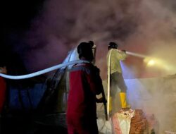Tim Brigdalkarhut TNRAW Padamkan Kebakaran Rumah Warga di Desa Telutu Jaya