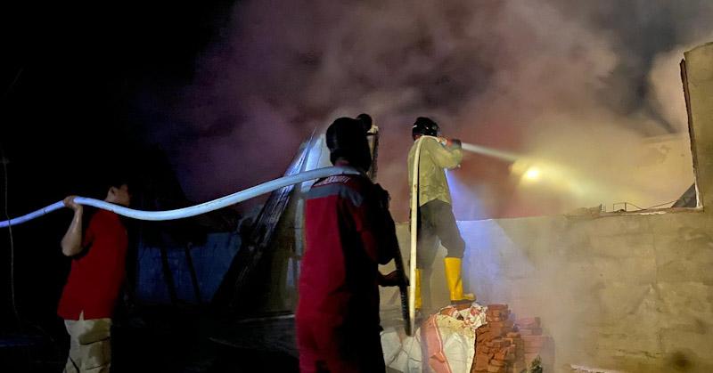 Tim Brigdalkarhut TNRAW Padamkan Kebakaran Rumah Warga di Desa Telutu Jaya