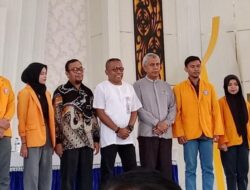 Rektor UHO Resmi Lepas Ribuan Mahasiswa Peserta KKN