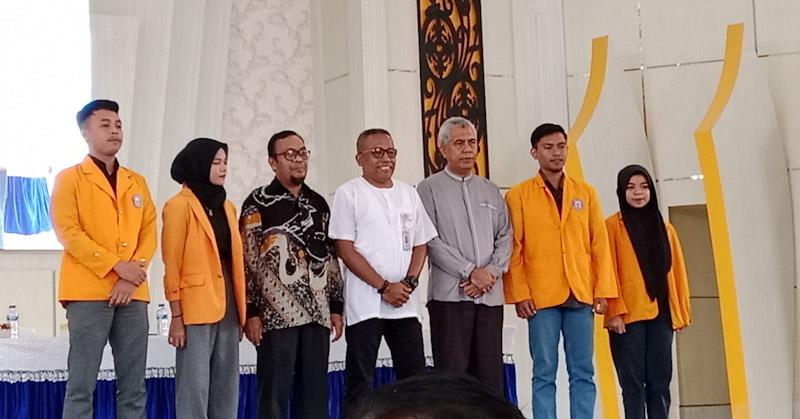 Rektor UHO Resmi Lepas Ribuan Mahasiswa Peserta KKN 1 Rektor UHO Resmi Lepas Ribuan Mahasiswa Peserta KKN