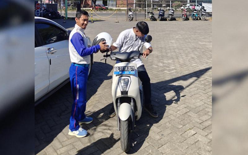 Ini Tips Berkendara Aman dengan Sepeda Motor Listrik