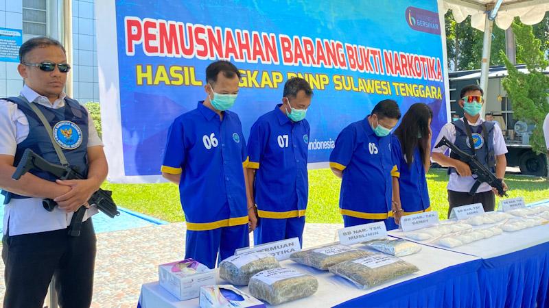 BNNP Sultra Musnahkan Barang Bukti Sabu dan Ganja Senilai Rp4,6 Miliar 1 BNNP Sultra Musnahkan Barang Bukti Sabu dan Ganja Senilai Rp4,6 Miliar