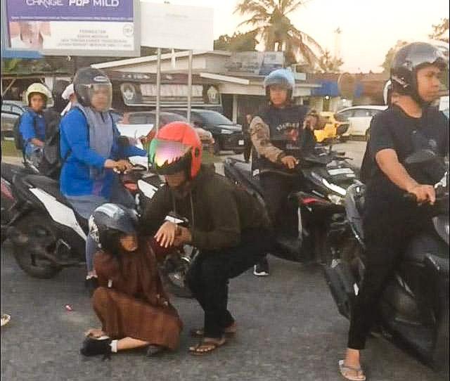 Terobos Lampu Merah, Seorang Pelajar di Kendari Tabrak Pengendara Lain 1 Terobos Lampu Merah, Seorang Pelajar di Kendari Tabrak Pengendara Lain