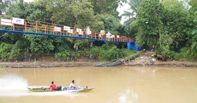 Bangun Jembatan Gantung, BRI Bantu Mobilitas Warga dan Dorong Ekonomi Masyarakat Desa 1 Bangun Jembatan Gantung, BRI Bantu Mobilitas Warga dan Dorong Ekonomi Masyarakat Desa