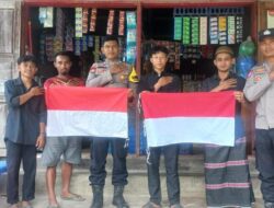 HUT ke-79 RI, Polisi di Konsel Bagikan Bendera Gratis