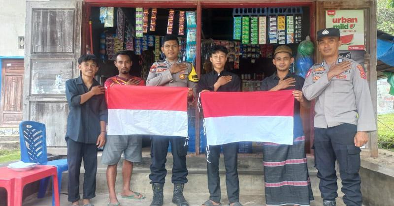 HUT ke-79 RI, Polisi di Konsel Bagikan Bendera Gratis 1 HUT ke-79 RI, Polisi di Konsel Bagikan Bendera Gratis
