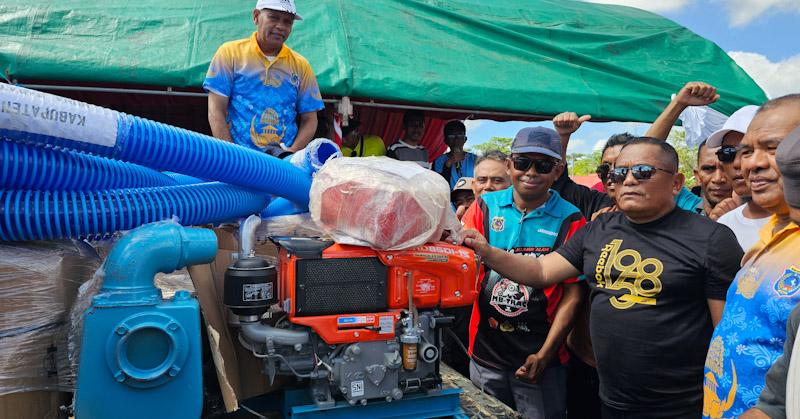 Pj Bupati Mubar Serahkan Bantuan 45 Unit Mesin Pompa Air kepada Kelompok Tani