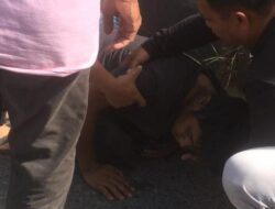Pengendara Motor dan Anaknya di Kendari Terjatuh Usai Diserempet Mobil