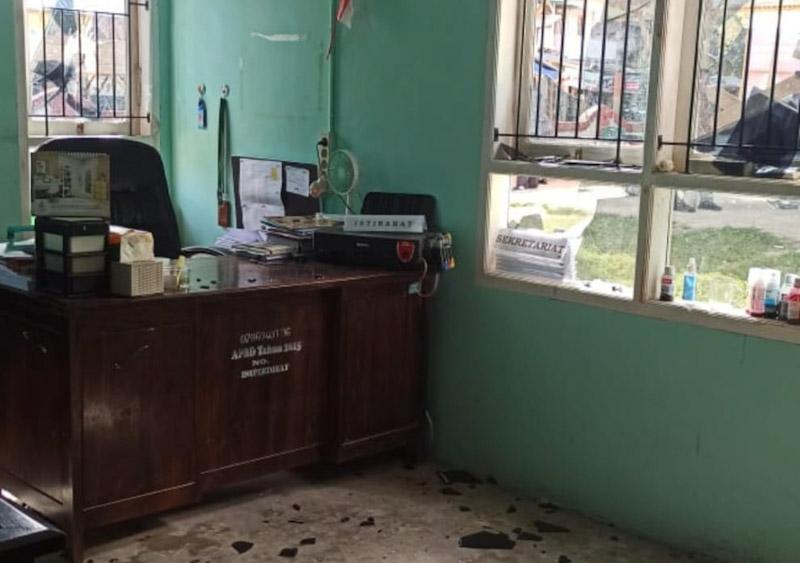Kaca Kantor Inspektorat Mubar Pecah, Diduga Dipukul OTK 1 Kaca Kantor Inspektorat Mubar Pecah, Diduga Dipukul OTK