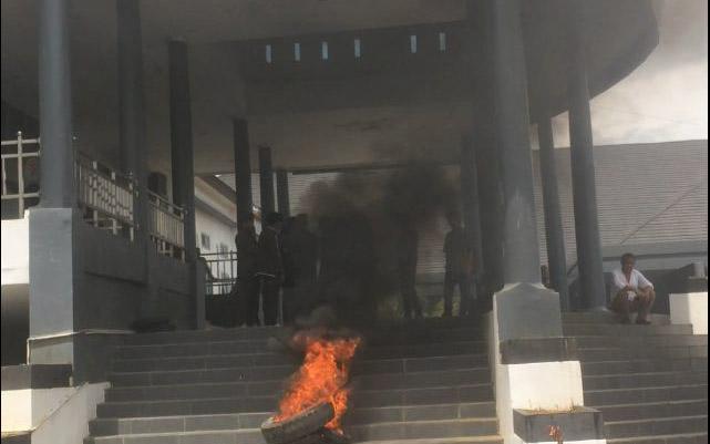 Kawal Putusan MK, Mahasiswa Gelar Aksi di Kantor DPRD Sultra 1 Kawal Putusan MK, Mahasiswa Gelar Aksi di Kantor DPRD Sultra