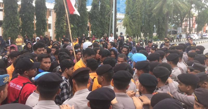 Tolak Revisi UU Pilkada, Mahasiswa di Kendari Kembali Datangi Kantor DPRD Sultra