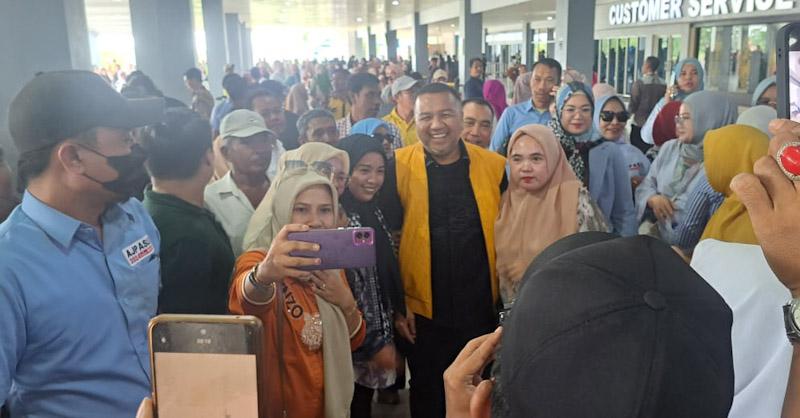 Ribuan Simpatisan Jemput AJP di Bandara Usai Amankan B1-KWK Partai Golkar 1 Ribuan Simpatisan Jemput AJP di Bandara Usai Amankan B1-KWK Partai Golkar