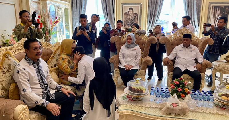 Nur Alam Lepas Istri dan 2 Anaknya untuk Mendaftar Jadi Calon Kepala Daerah