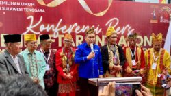 Daftar di KPU, Paslon Gubernur Sultra Lukman-La Ode Ida Kenakan Pakaian Adat