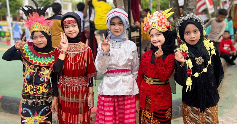 Peringati HUT ke-79 RI, SDIT AL Qalam Kendari Gelar Fashion Show Tampilkan Pakaian Adat 1 Peringati HUT ke-79 RI, SDIT AL Qalam Kendari Gelar Fashion Show Tampilkan Pakaian Adat