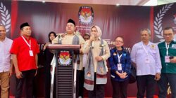 Bawa 7 Program Bertajuk Kendari Menyala, Paslon Yudhi-Nirna Resmi Mendaftar di KPU 6 Bawa 7 Program Bertajuk Kendari Menyala, Paslon Yudhi-Nirna Resmi Mendaftar di KPU