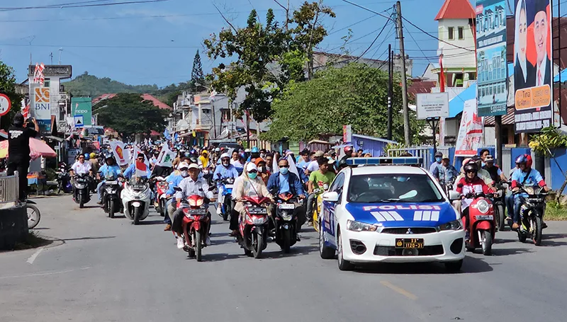 Puluhan Ribu Massa Pendukung Antar Rajiun-Purnama Daftar di KPU Muna 3 Puluhan Ribu Massa Pendukung Antar Rajiun-Purnama Daftar di KPU Muna