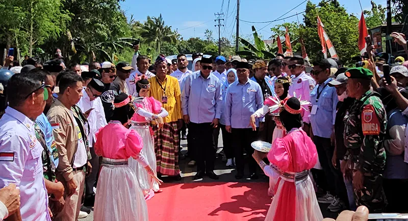 Puluhan Ribu Massa Pendukung Antar Rajiun-Purnama Daftar di KPU Muna 1 Puluhan Ribu Massa Pendukung Antar Rajiun-Purnama Daftar di KPU Muna