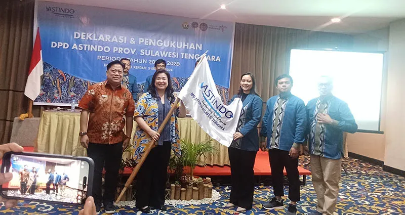 Pemprov Sultra Sambut Hangat Pembentukan Asosiasi Travel Agent Indonesia 1 Pemprov Sultra Sambut Hangat Pembentukan Asosiasi Travel Agent Indonesia SULTRATOP.COM, KENDARI - Pemerintah Provinsi (Pemprov) Sulawesi Tenggara (Sultra) dalam hal ini Dinas Pariwisata (Dispar) menyambut hangat pendeklarasian pertama Dewan Pengurus Daerah (DPD) Asosiasi Travel Agent Indonesia (Astindo) Sultra. Kepala Dispar Sultra, Belli mengatakan Pemrov Sultra menyambut baik terbentuknya DPD Astindo Sultra sebab asosiasi inilah yang akan bergerak membantu promosi pariwisata Sultra dengan menjual paket perjalanan wisata ke berbagai tempat wisata di Sultra "Saya mewakili Pemrov Sultra menyambut sangat baik dengan terbentuknya asosiasi travel agent untuk provinsi Sultra, karena mereka inilah yang nanti bertarung di lapangan untuk mempromosikan dan menjual paket-paket perjalanan di wisata Sultra," kata Belli, di Kendari pada Senin (5/8/2024). Ia juga menambahkan bahwa asosiasi ini akan menjadi mitra penting dan strategis bagi pemprov khususnya dispar untuk pengembangan pariwisata di Sultra. "Kami siap bekerjasama dengan Astindo untuk promosi wisata. Biasanya ada kegiatan pameran wisata di Jakarta atau kemarin juga di Jogja nah saya harapkan mungkin nanti teman teman dari Astindo bisa kerja sama dengan Dinas Pariwisata ya kita berkepentingan untuk mempromosikan daerah kita," lanjutnya. Belli mengatakan dari segi bisnis Astindo dapat diuntungkan dengan penjualan paket tour wisata sedangkan Dinas Pariwisata diuntungkan dengan promosi daerah pariwisata di Sultra. Ia menambahkan, hampir seluruh daerah di Sultra dapat dipromosikan seperti Kota Kendari, Wakatobi, bahkan pulau Muna yang sejak dua tahun terakhir menjadi fokus Dispar untuk pengembangan wisata dengan potensi yang cukup mumpuni. Pihaknya berharap agar Astindo dapat menjadi ujung tombak agar dapat menarik wisatawan untuk berkunjung ke berbagai tempat wisata di Sultra. (===) Kontributor: M4