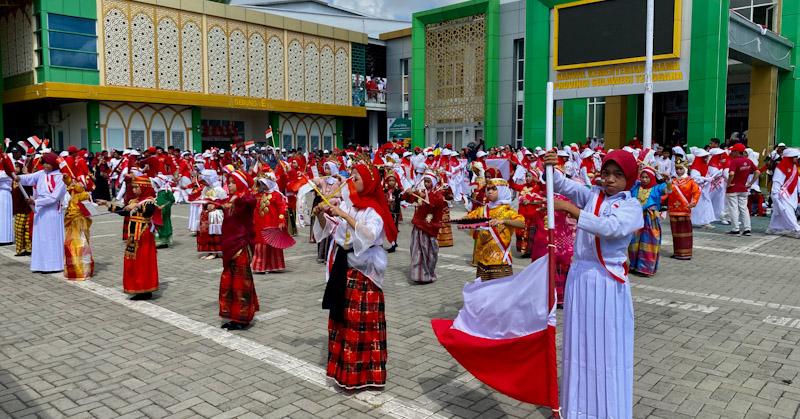 10 Ribu Peserta Meriahkan Kirab Kebangsaan Kemenag Sultra, Bendera Sepanjang 79 Meter Dibentangkan 1 10 Ribu Peserta Meriahkan Kirab Kebangsaan Kemenag Sultra, Bendera Sepanjang 79 Meter Dibentangkan