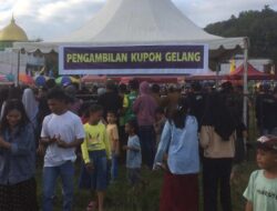 Warga Kendari Padati Pengambilan Kupon Undian Berhadiah dari Siska-Sudirman