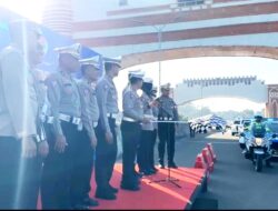 Polda Sultra Bagi Sembako dan Air Bersih ke Masyarakat Pesisir Jelang Hari Lalu Lintas Bhayangkara