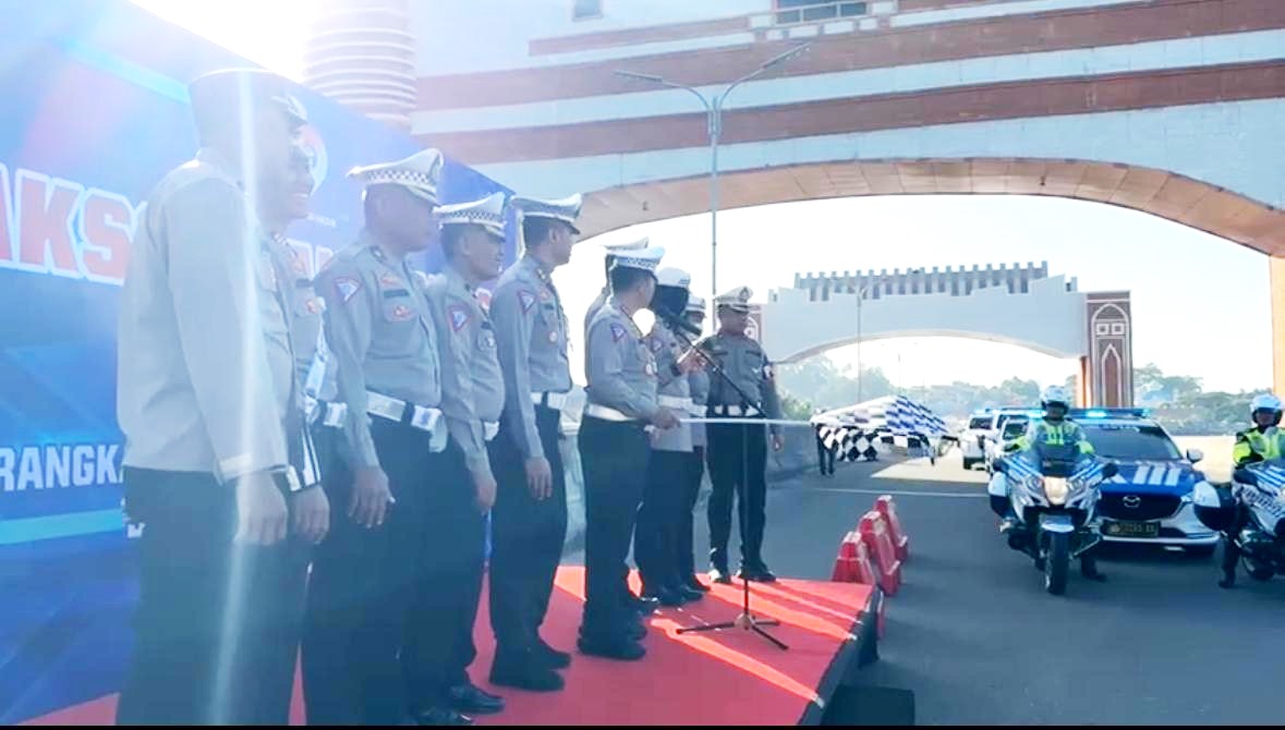 Polda Sultra Bagi Sembako dan Air Bersih ke Masyarakat Pesisir Jelang Hari Lalu Lintas Bhayangkara