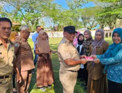 Pj Bupati Muna Barat Serahkan Biaya Operasional 406 Pegawai DPPKB