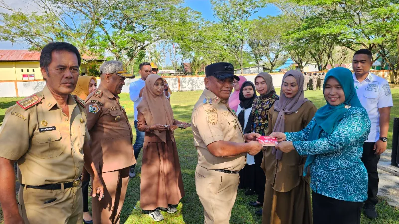 Pj Bupati Muna Barat Serahkan Biaya Operasional 406 Pegawai DPPKB 1 Pj Bupati Muna Barat Serahkan Biaya Operasional 406 Pegawai DPPKB