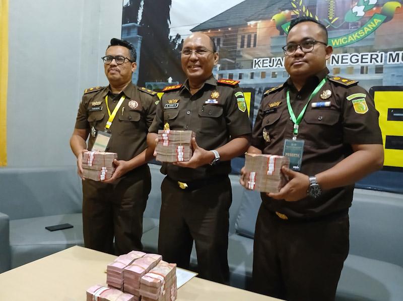 Kasus Korupsi Jembatan Cirauci Butur, Kejari Muna Sita Uang Rp647 Juta 1 Kasus Korupsi Jembatan Cirauci Butur, Kejari Muna Sita Uang Rp647 Juta