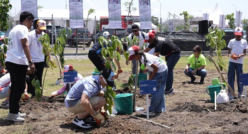 Dorong “Pariwisata Hijau” Mandalika, BRI Ajak Pembalap MotoGP Tanam Pohon Demi Keseimbangan Lingkungan 1 Dorong “Pariwisata Hijau” Mandalika, BRI Ajak Pembalap MotoGP Tanam Pohon Demi Keseimbangan Lingkungan