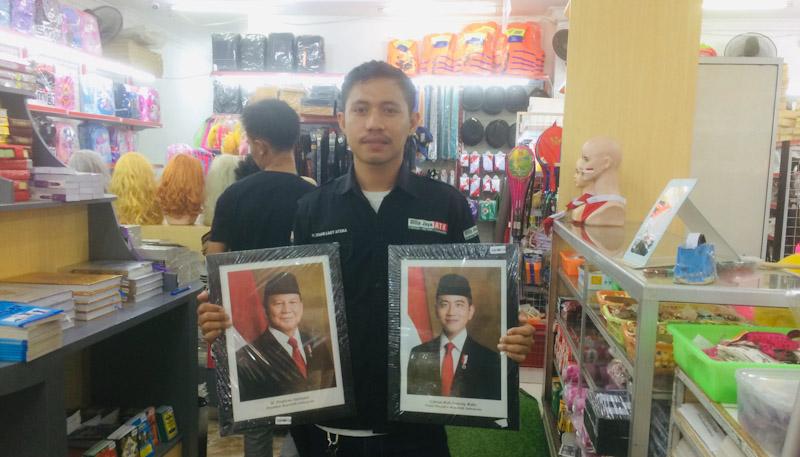 Foto Prabowo-Gibran Laris Terjual pada Hari Pelantikan 1 Foto Prabowo-Gibran Laris Terjual pada Hari Pelantikan