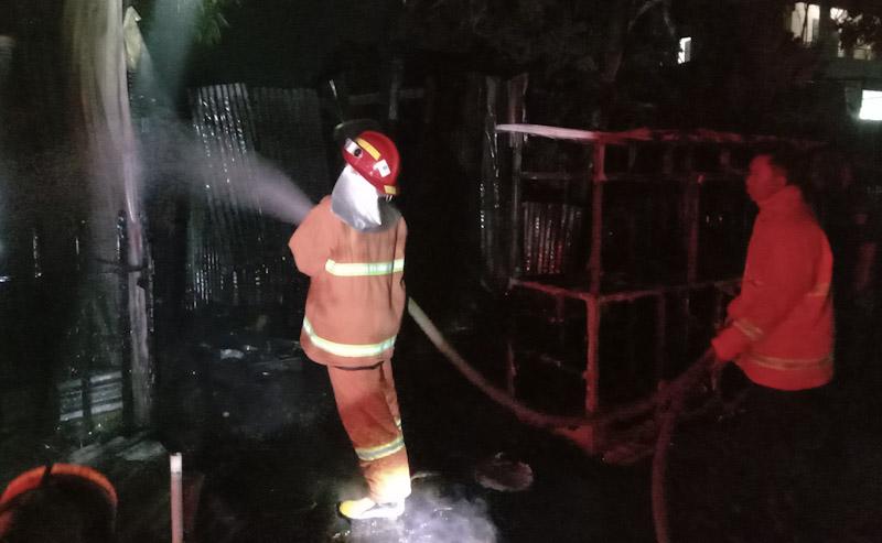 Satu Kios di Kendari Terbakar, Kerugian Ditaksir Puluhan Juta 1 Satu Kios di Kendari Terbakar, Kerugian Ditaksir Puluhan Juta