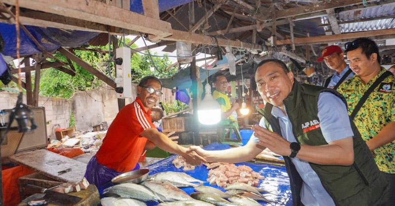Andi Sulolipu Blusukan ke Pasar Tradisional, Janji Bakal Tingkatkan Kesejahteraan Pedagang 1 Andi Sulolipu Blusukan ke Pasar Tradisional, Janji Bakal Tingkatkan Kesejahteraan Pedagang