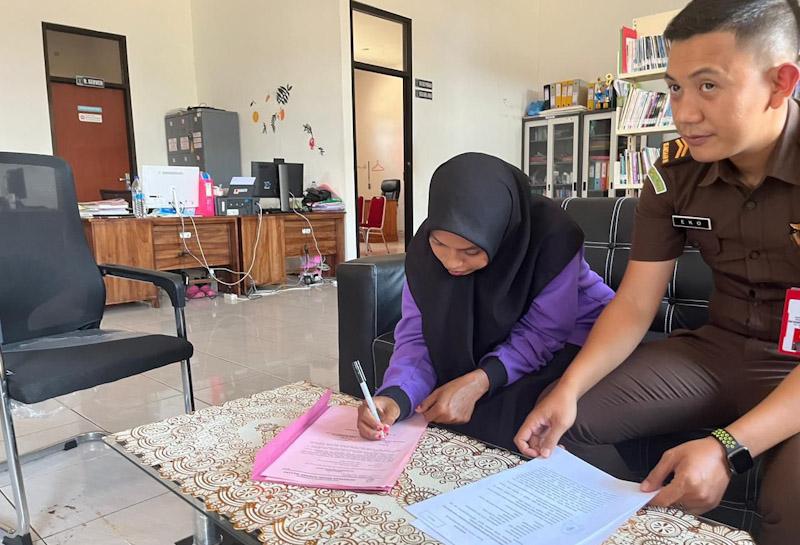 Penahanan Guru SD di Konsel Ditangguhkan, Persidangan Tetap Berlanjut 1 Penahanan Guru SD di Konsel Ditangguhkan, Persidangan Tetap Berlanjut