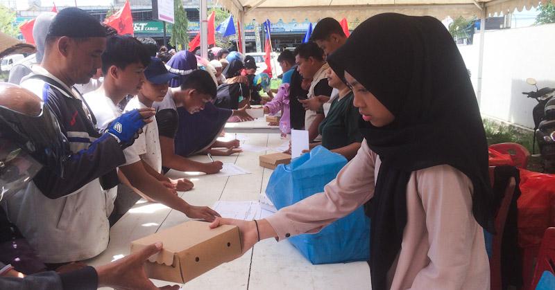 Jumat Berkah, Tim Yudhianto-Nirna Berbagi Ribuan Paket Makan Siang