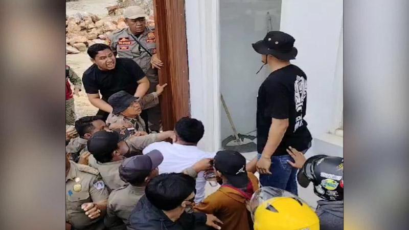 Satpol PP Bubarkan Demo yang Soroti Maraknya Pembangunan Perumahan di Kendari