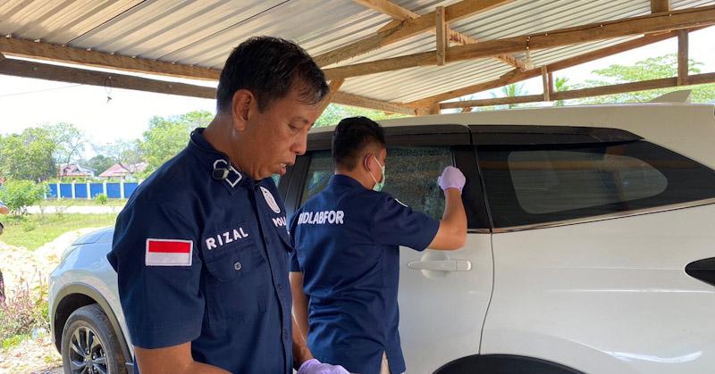 Tim Labfor Polda Sulsel Olah TKP Penyebab Kaca Mobil Dinas Camat Baito Retak 1 Tim Labfor Polda Sulsel Olah TKP Penyebab Kaca Mobil Dinas Camat Baito Retak