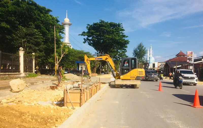 Pembangunan Pedestrian Eks-MTQ Kendari: Pot Bunga dan Lampu Taman Siap Hiasi Kota 1 Pembangunan Pedestrian Eks-MTQ Kendari: Pot Bunga dan Lampu Taman Siap Hiasi Kota