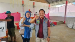Darwin dan Istri Nyoblos di TPS 1 Wapae, Optimis Menang Besar Lawan Kotak Kosong 9 Darwin dan Istri Nyoblos di TPS 1 Wapae, Optimis Menang Besar Lawan Kotak Kosong