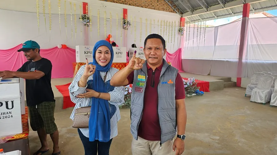 Darwin dan Istri Nyoblos di TPS 1 Wapae, Optimis Menang Besar Lawan Kotak Kosong