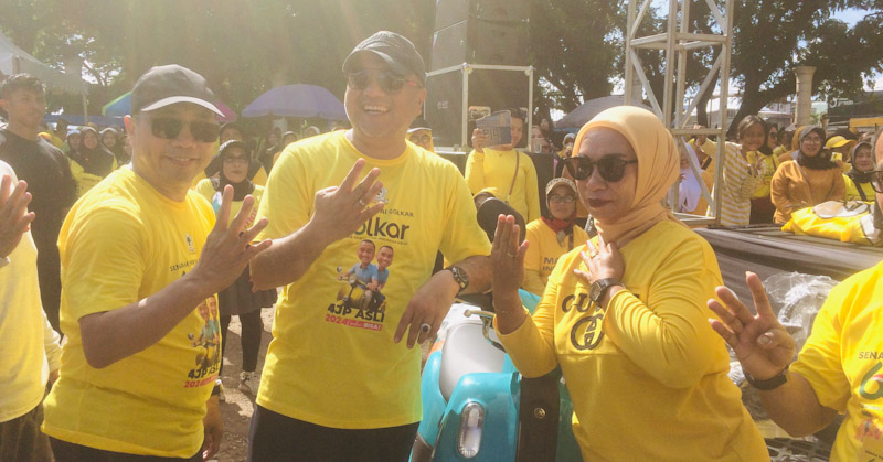 AJP-Asli Serahkan Hadiah Satu Unit Motor di Acara HUT Golkar 1 AJP-Asli Serahkan Hadiah Satu Unit Motor di Acara HUT Golkar