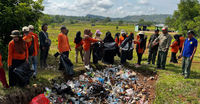 Kader Konservasi Dua Desa di Puriala Gelar Aksi Peduli Lingkungan di Bukit Ahuawali 1 Kader Konservasi Dua Desa di Puriala Gelar Aksi Peduli Lingkungan di Bukit Ahuawali