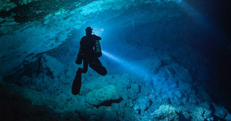 Gua Bawah Laut Buton Tengah: Menyusuri Keunikan Alam yang Memikat Penyelam Dunia 3 Gua Bawah Laut Buton Tengah: Menyusuri Keunikan Alam yang Memikat Penyelam Dunia