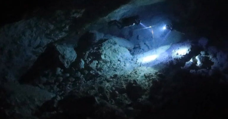 Gua Bawah Laut Buton Tengah: Menyusuri Keunikan Alam yang Memikat Penyelam Dunia 4 Gua Bawah Laut Buton Tengah: Menyusuri Keunikan Alam yang Memikat Penyelam Dunia