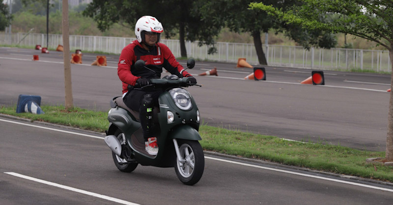 Simak Tips Berkendara dengan Sepeda Motor saat Hujan