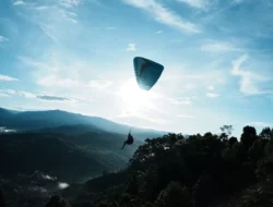 Paralayang dan Motor Trail di Sani-Sani: Sensasi Menaklukkan Alam dari Ketinggian dan Medan Terjal
